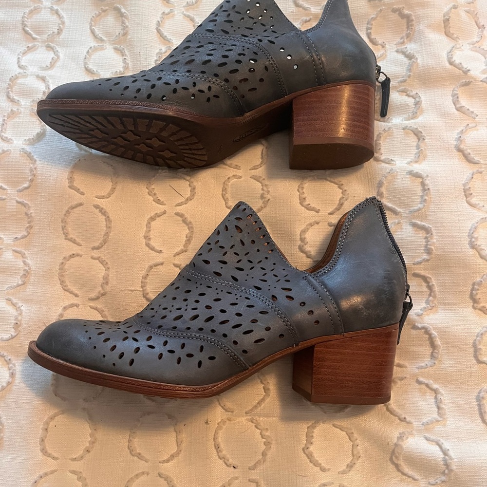 Women’s Sofft shoes. Size 7.5m. Color gray